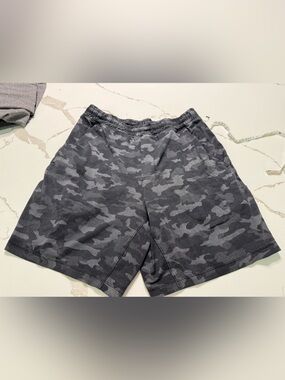 lululemon size mMen's Gray Camo Performance Shorts